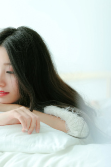 一个女的和好几个男的